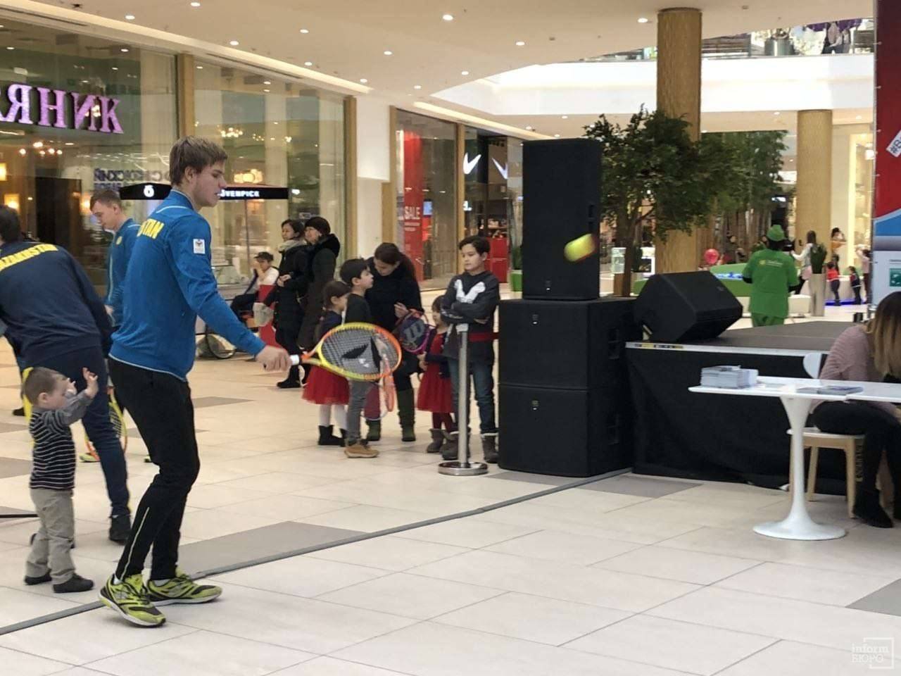 Дмитрий Попко проводит мастер-класс для столичных детей