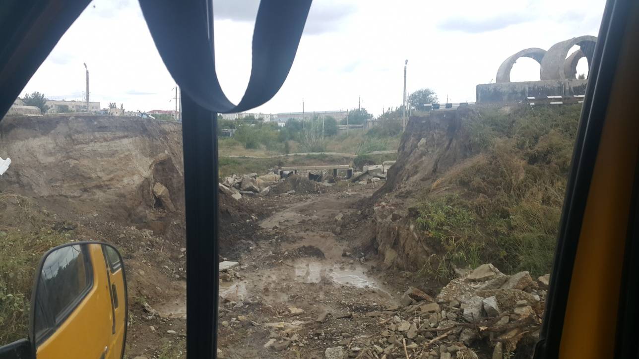В Кандыагаше принялись чинить размытые ливнем мостовые переходы