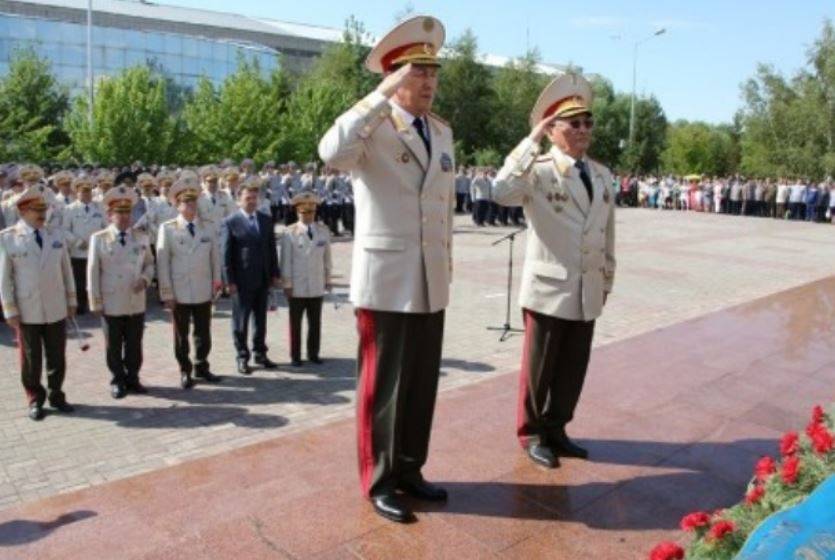 Церемония возложения цветов с участием главы МВД в Астане