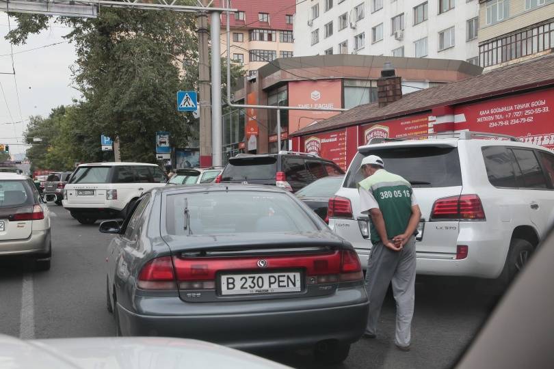 Парковщик требует оплаты с каждого водителя