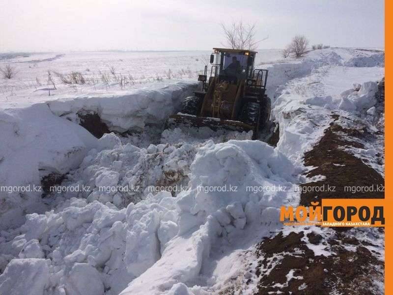 Снег вывозят коммунальные службы