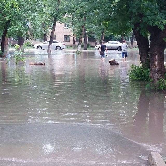 Дождь залил тротуары и дороги