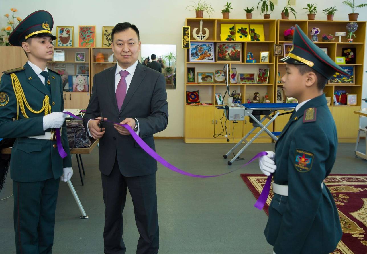 Кадет Райымбек Аргимбаев принял участие в церемонии перерезания ленты 