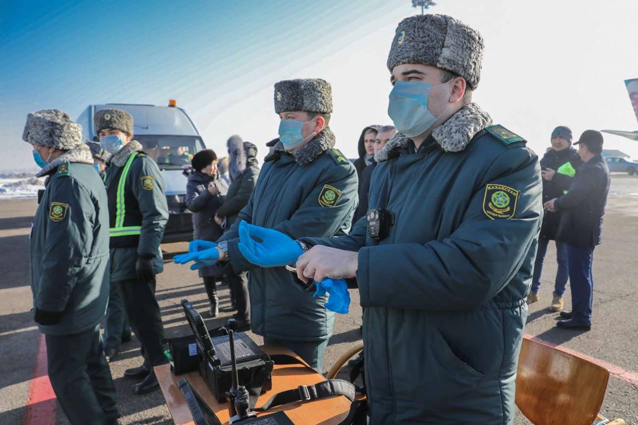 Пограничники проверяют прилетевших пассажиров