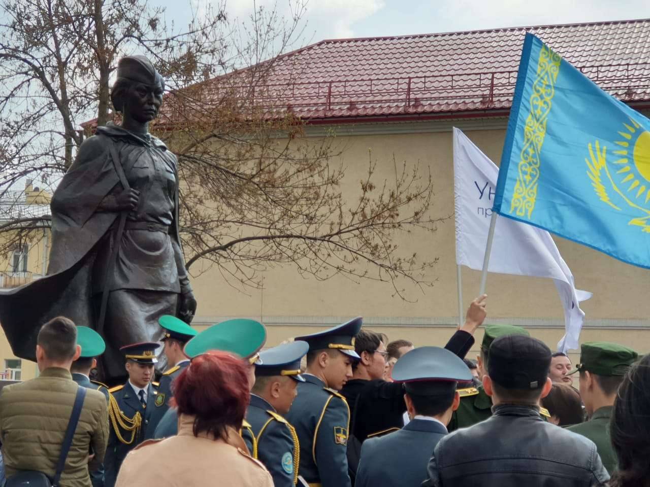 Памятник Алие Молдагуловой открыли в Санкт-Петербурге