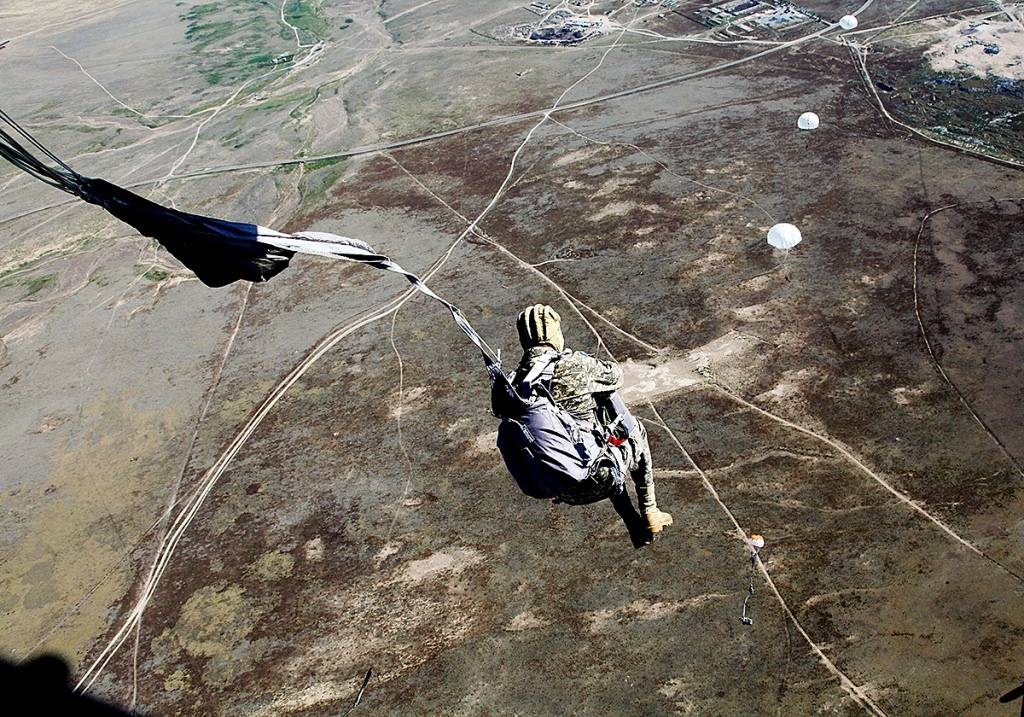 Казахстанские десантники совершили прыжки с парашютом на воду