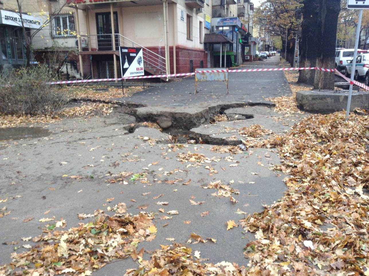 Дыра в асфальте на Наурызбай батыра – Айтике би