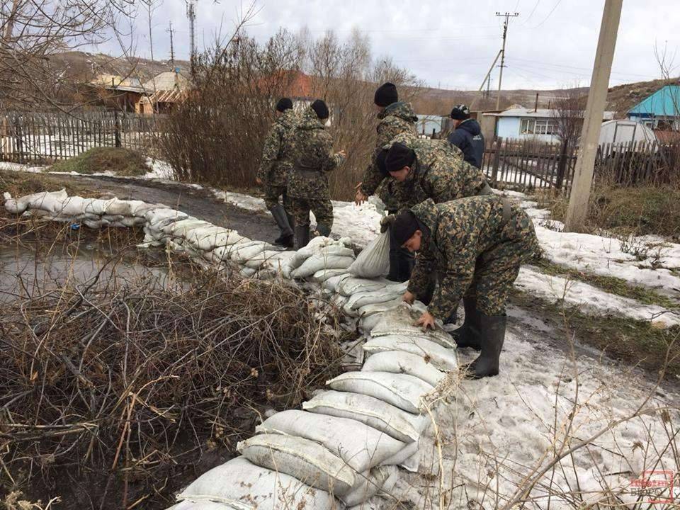 Возле домов укладывают мешкотару