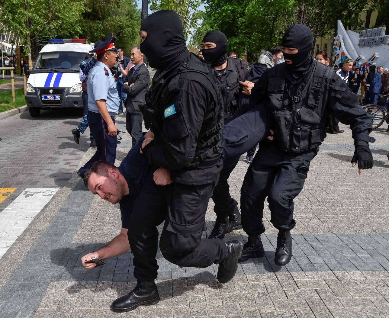 Полиция задерживала участников несанкционированного митинга в Алматы