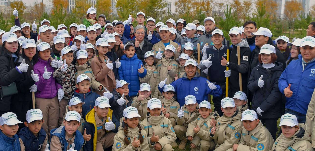 Президент и участники сделали фотографию на память