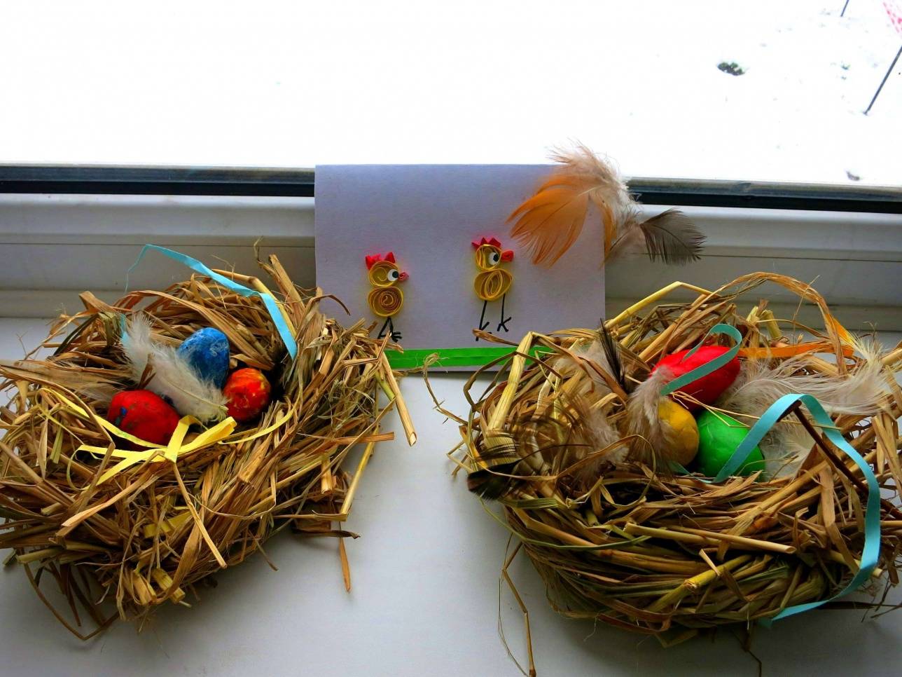 Воспитанники воскресной школы мастерят сувениры к Пасхе