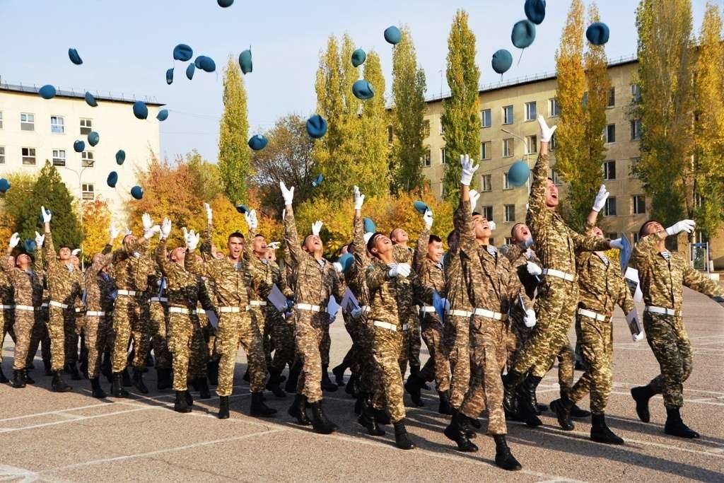 Военнослужащие в последний раз прошли маршем по плацу части.