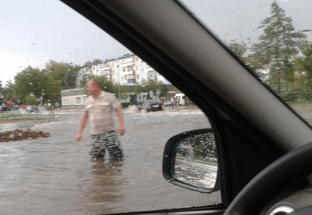 В Лисаковске после дождя затопило дороги и тротуары