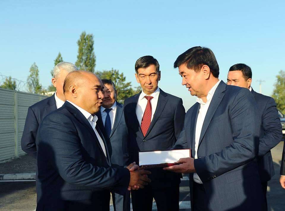 Премьер-министр КР подарил жителю Бишкека часы