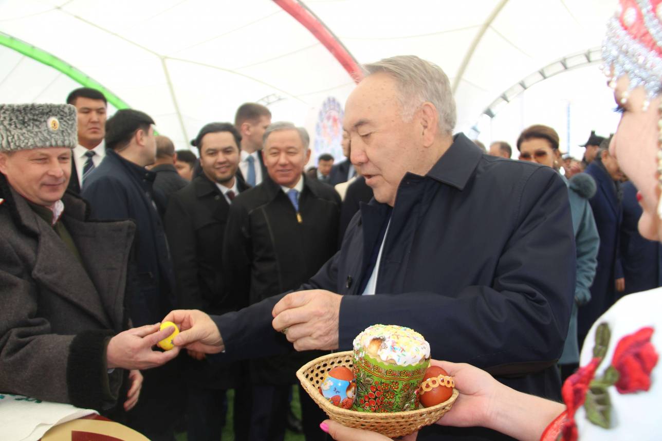 Екінші жұмыртқаны алып казак аманына берді