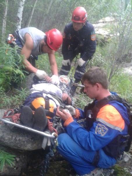 Бабу Катю пришлось нести четыре километра до кареты скорой помощи