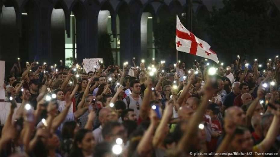 Участники протестов с флагом Грузии в Тбилиси