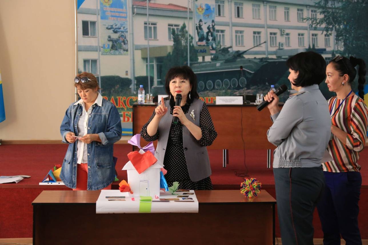 Гражданские психологи поддерживают коллег из Вооружённых сил и помогают проводить тренинги (психолог Чинара Тойганбекова)