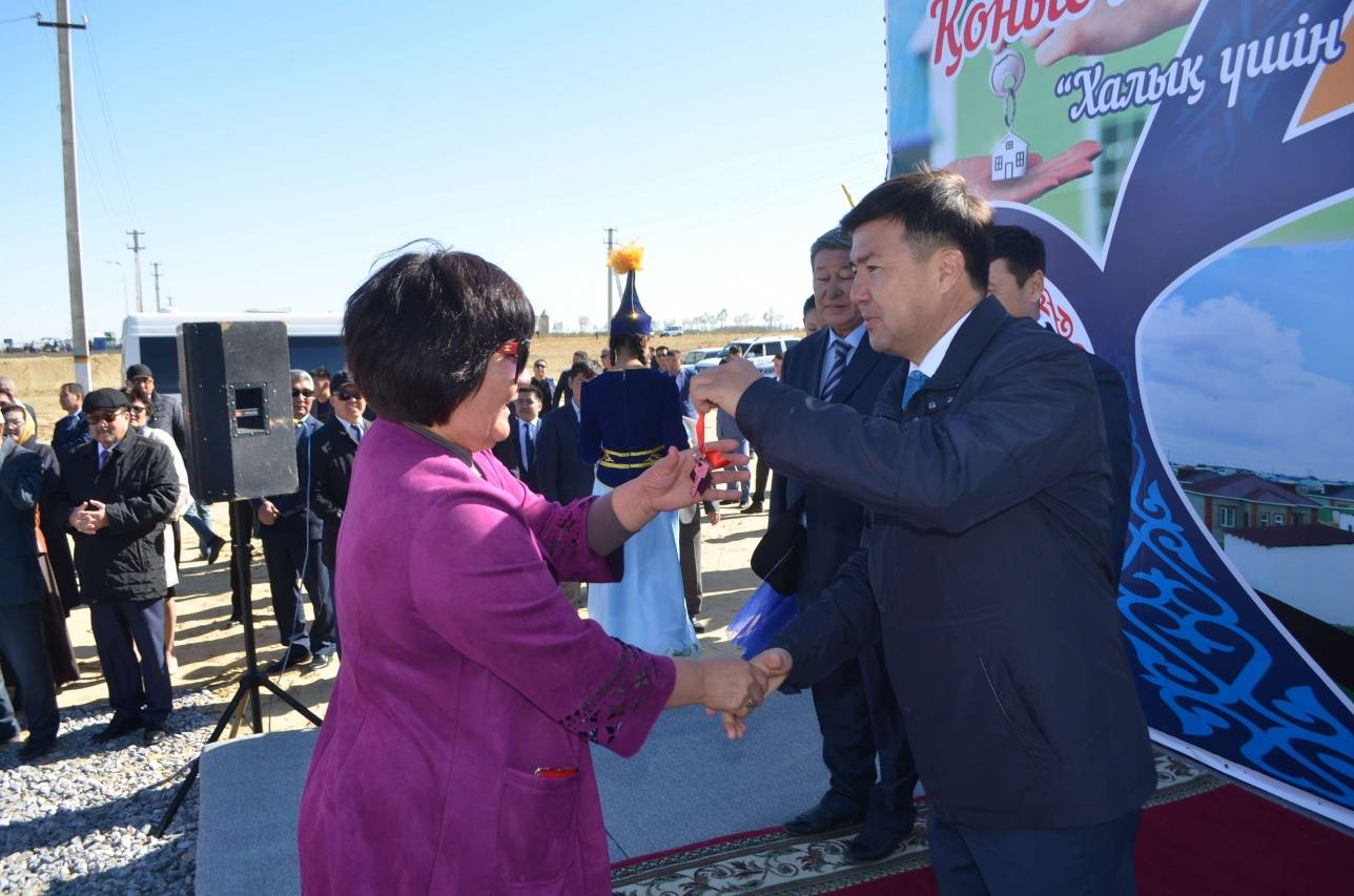 27 семей получили новые дома взамен аварийного жилья