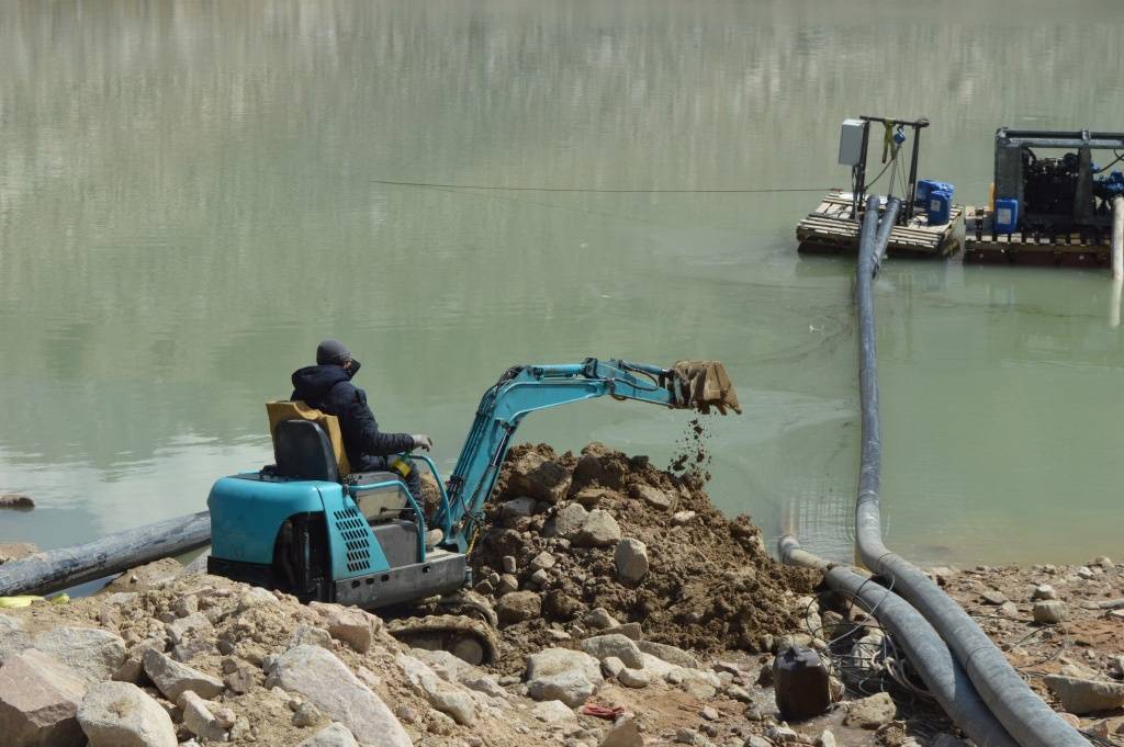 Откачка воды на алматинских водоёмах