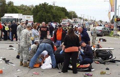 Автомобиль снёс мотоцикл и влетел толпу.