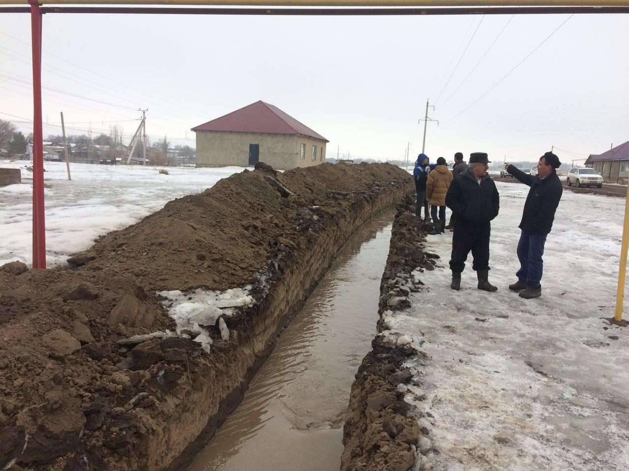 Воду отводят временными каналами