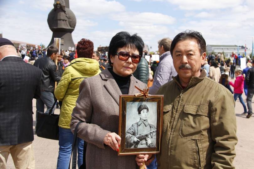 Манарбек Карымсаков с супругой пришли на марш с фотографией деда 