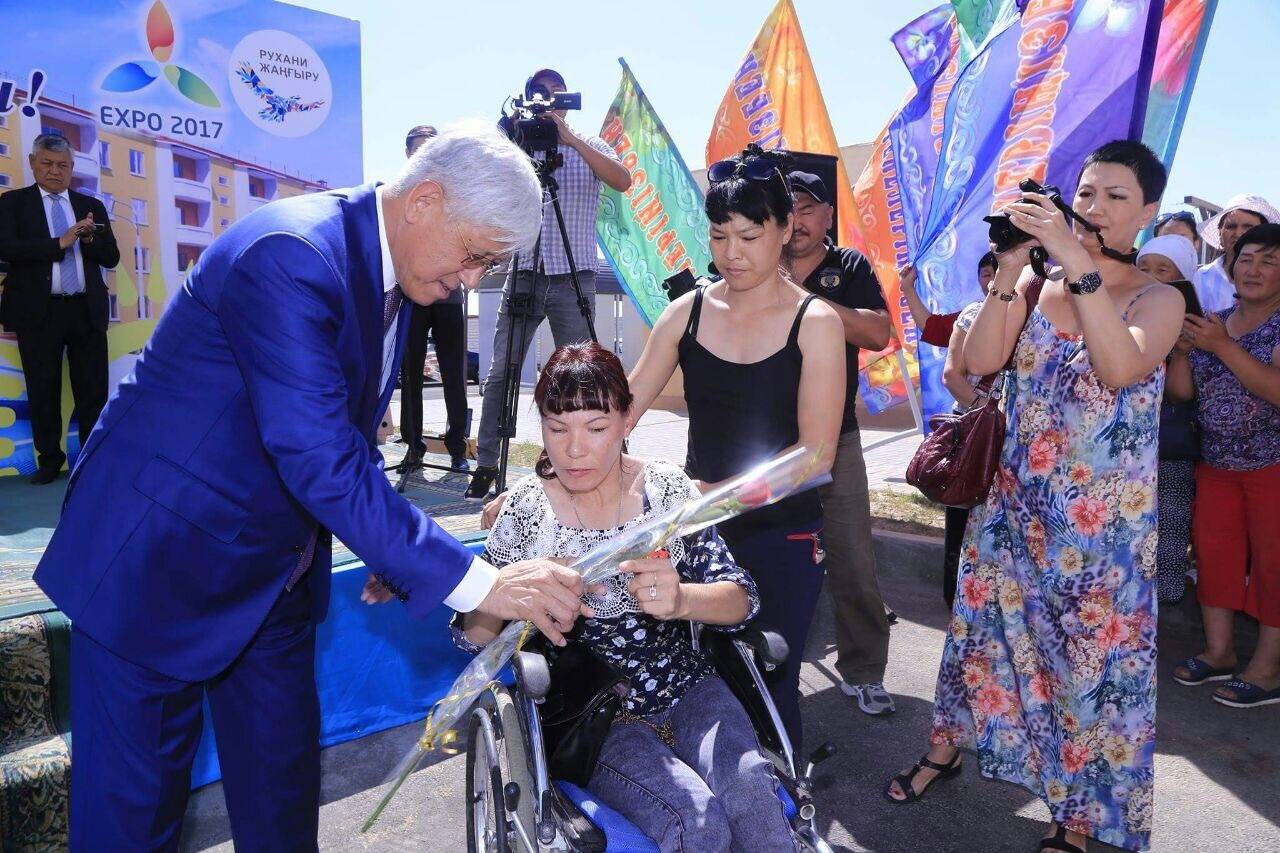 Баталов поздравляет жителей с новосельем