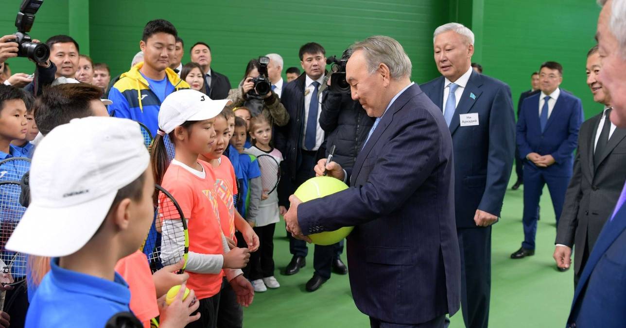 Президент Казахстана сделал памятную надпись на мяче