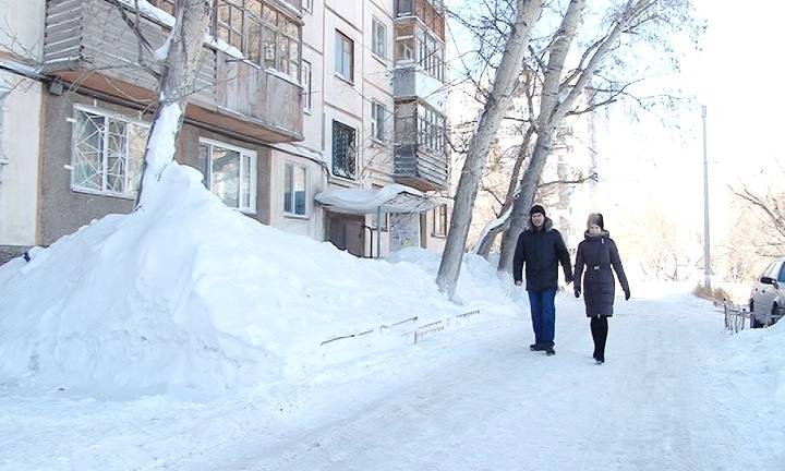 Отец Светланы теперь везде сопровождает дочь