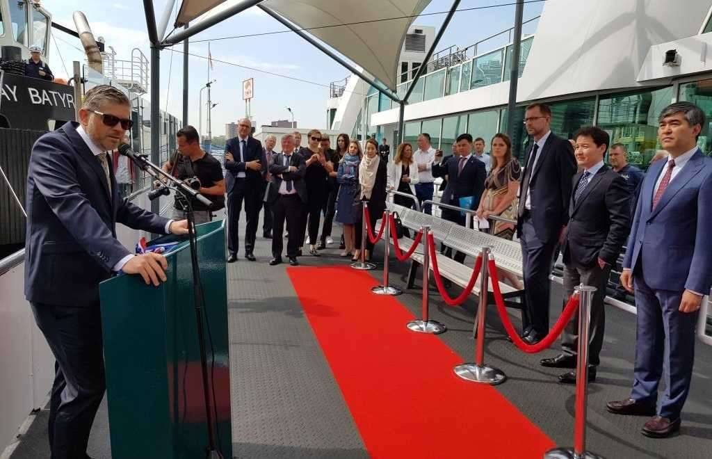 На церемонии торжественного спуска на воду присутствовали казахстанская и нидерландская стороны