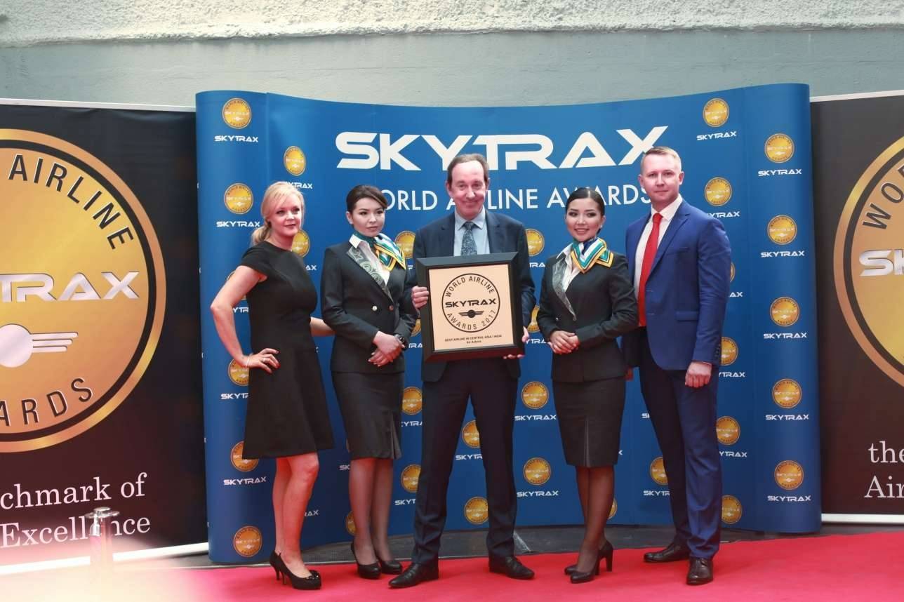 Сотрудники Air Astana с наградой