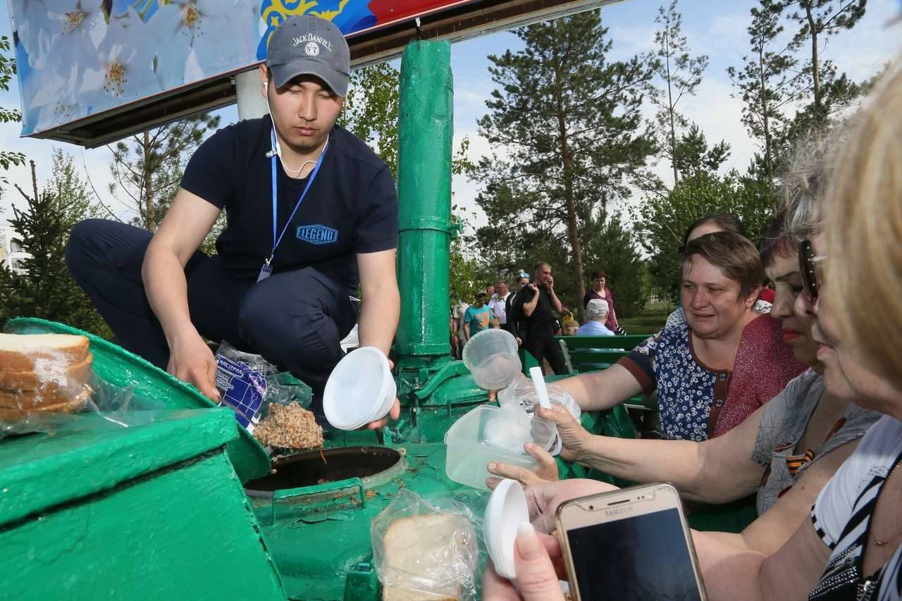 Полевая кухня в парке победы в Костанае