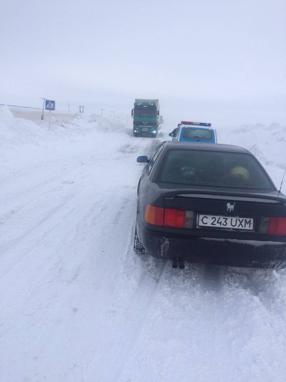 Спасатели оказывают помощь людям 