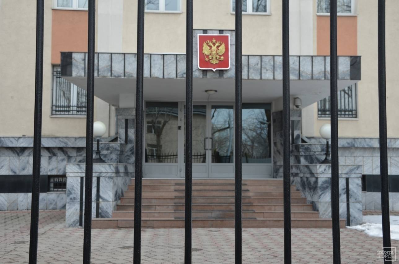 В российском консульстве сначала не приняли россиянина без документов