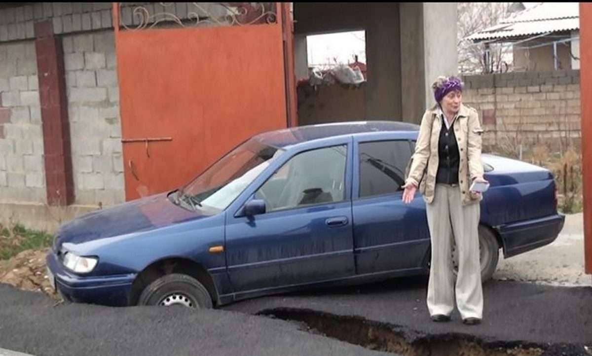 В яме оказался автомобиль, припаркованный у обочины