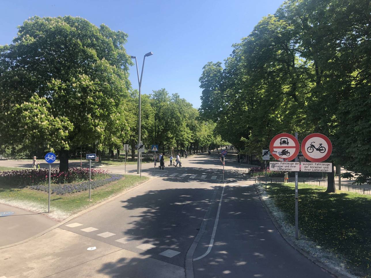 На велосипедах не везде можно ездить, есть зоны только для пешеходов