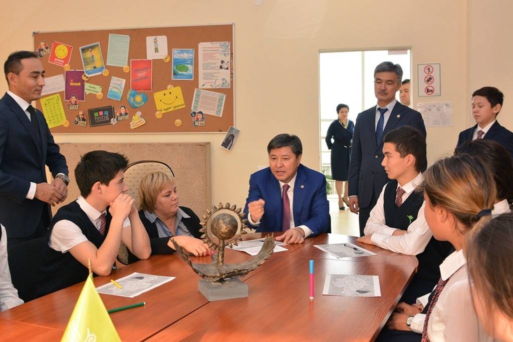 Жакип Асанов встретился со школьниками и студентами в Актобе