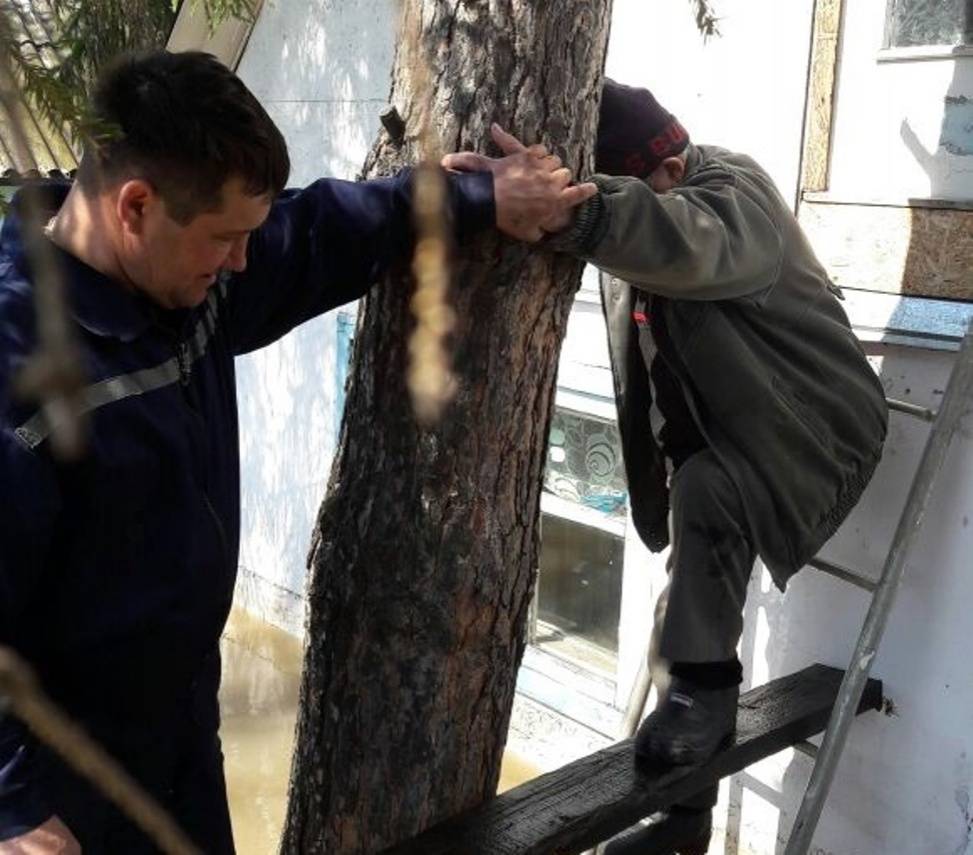 Спасатель донёс пенсионера до лодки на спине