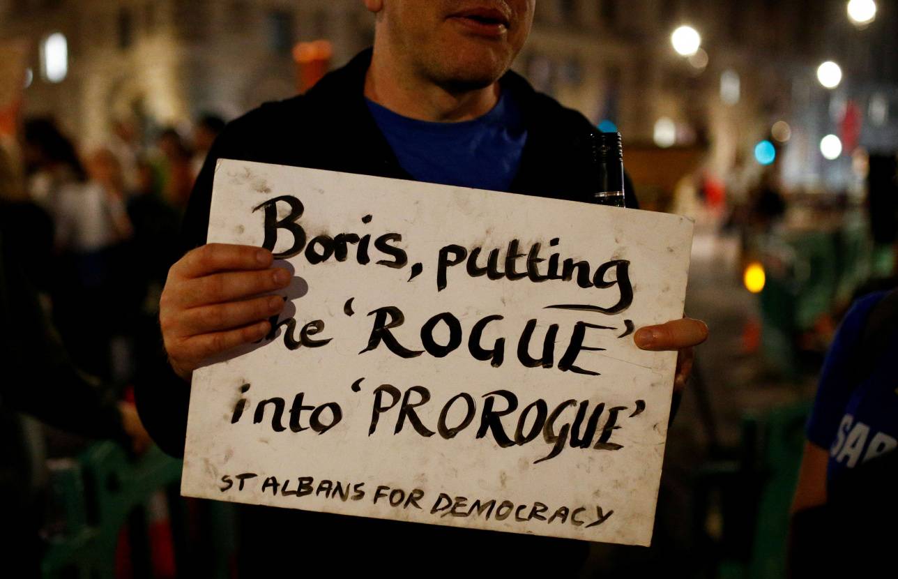 Участник акции против Brexit держит плакат