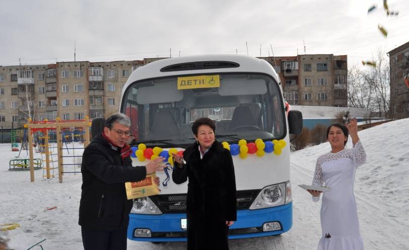 Подарки детям привезли на подаренном же автобусе