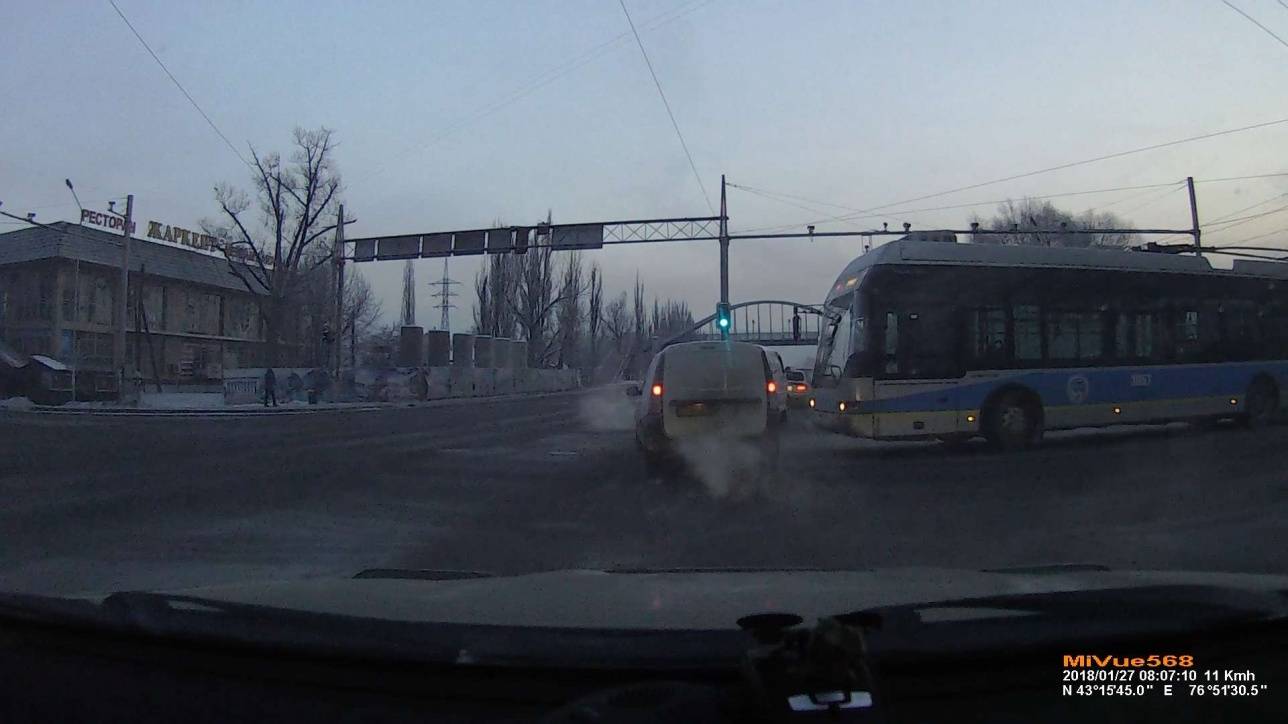 Сломавшийся троллейбус мешал движению на дороге