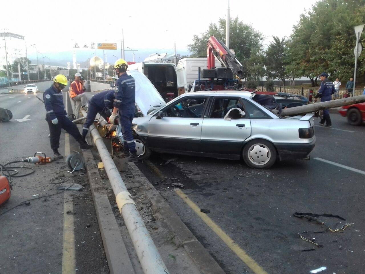 Труба ограждения проткнула Audi 