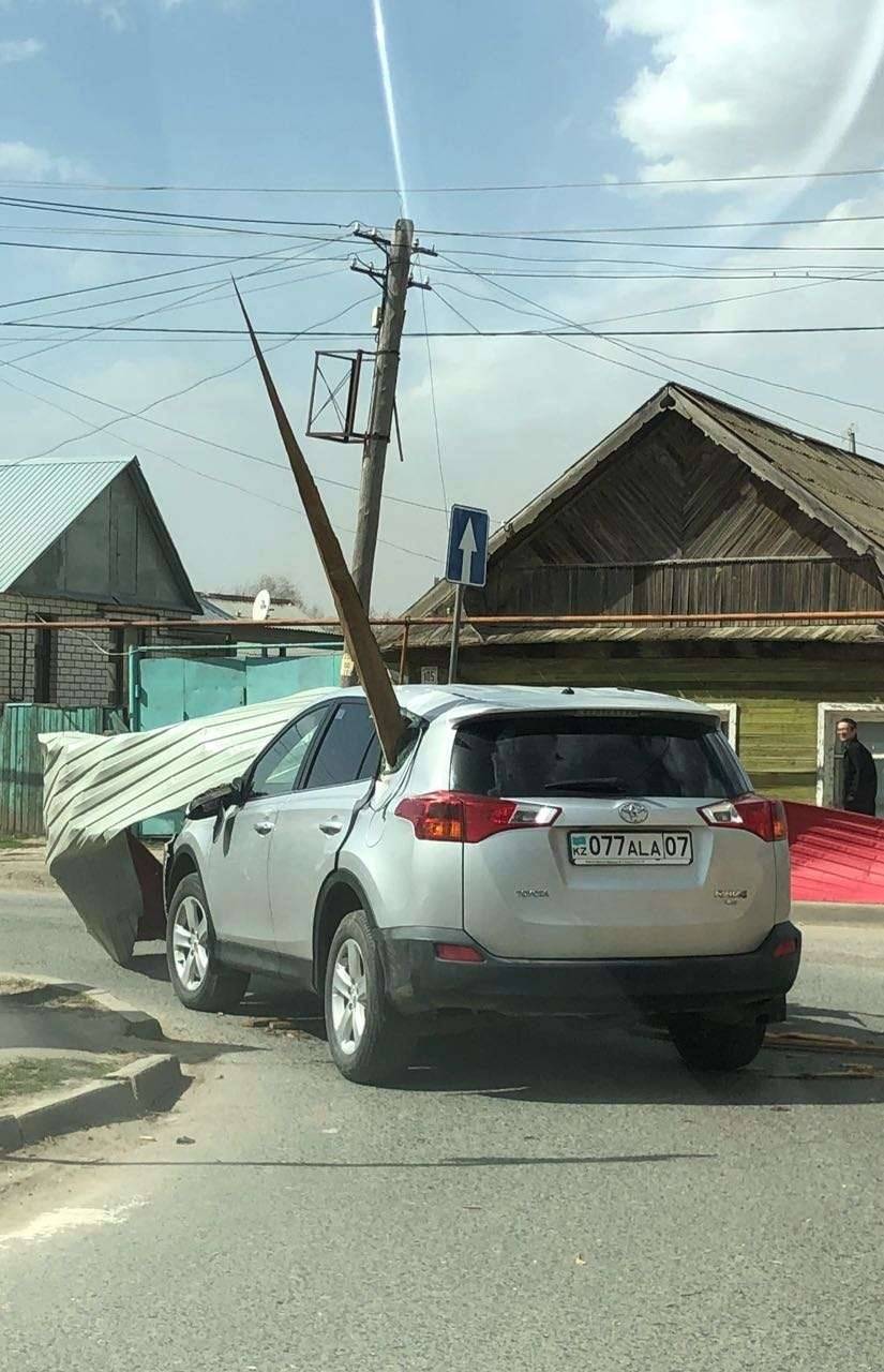 Из-за урагана пострадали двое человек