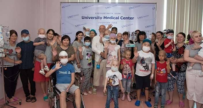 Актёр с удовольствием фотографировался со всеми желающими