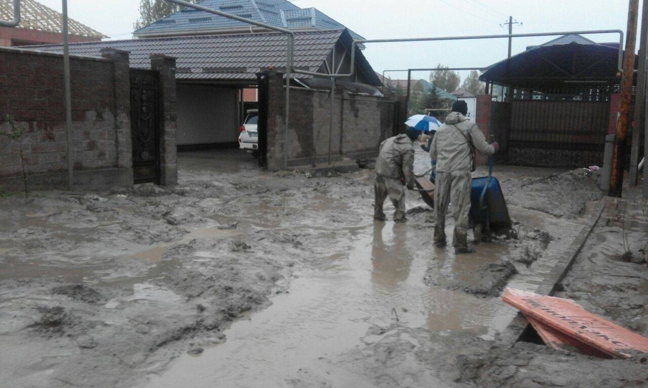 23 дома остаются затопленными в Алматы