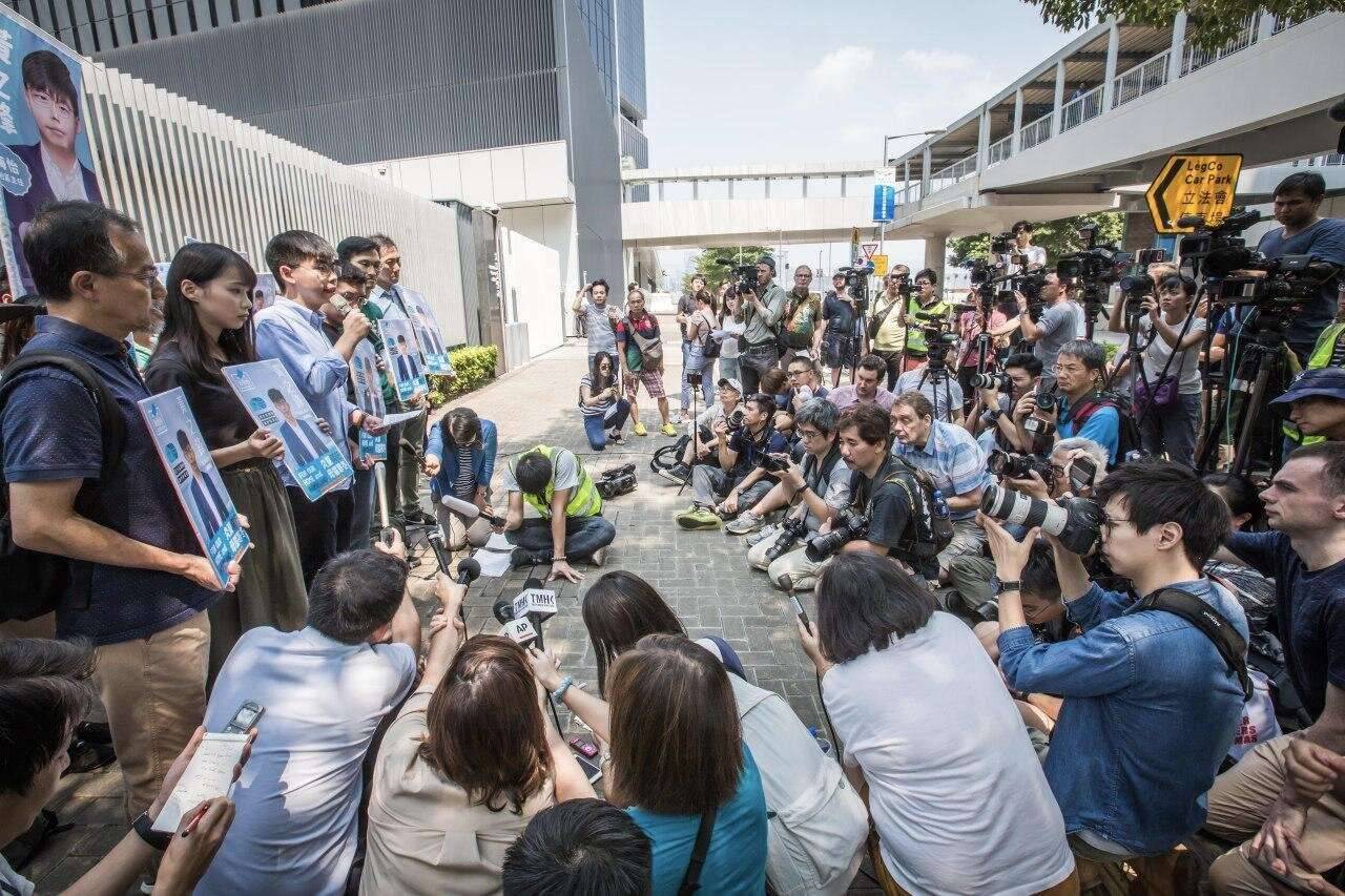 Вонг делает заявление для СМИ о намерении участвовать в местных выборах