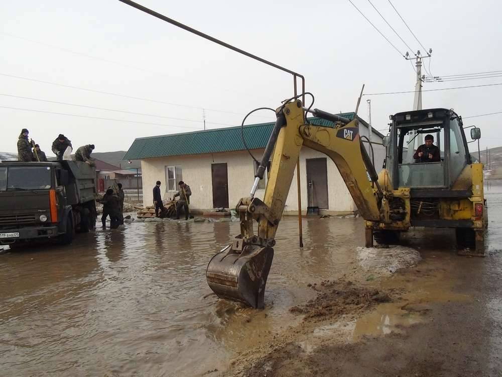 В селе вырыли канаву, чтобы вода стекала по ней