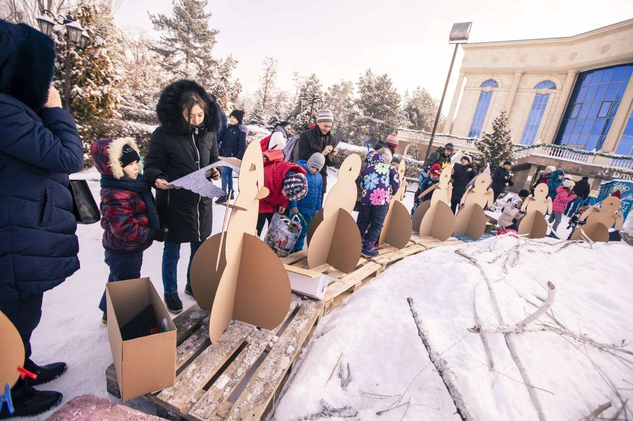 Снеговиков из картона сделали алматинцы
