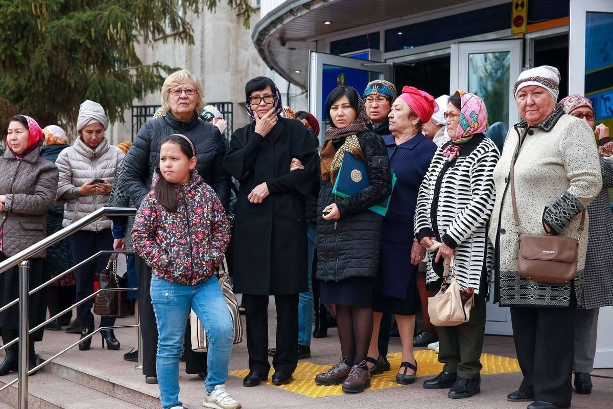 Проститься с Болатом Байкадамовым пришли коллеги, родственники и его друзья